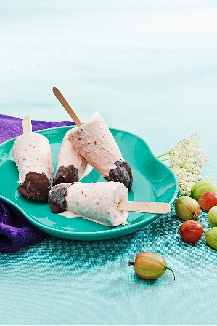 Stachelbeer-Holunderblüten-Eis mit Schokoladenglasur