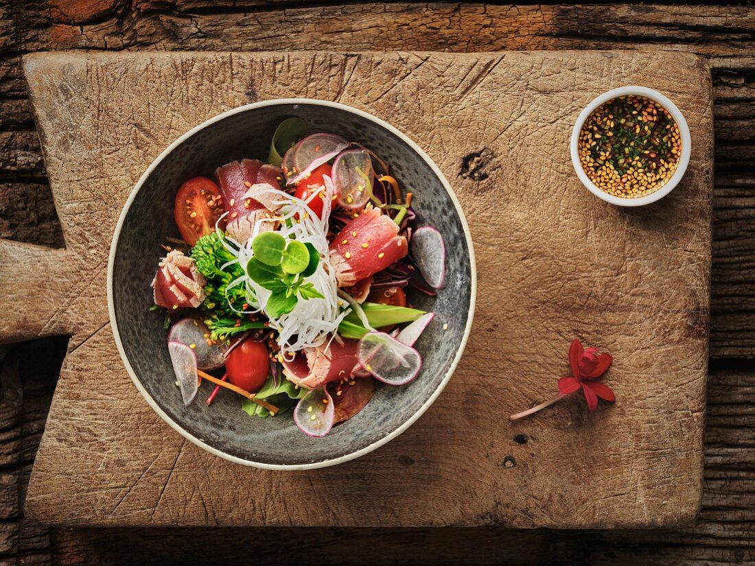 Thai salad with fried tuna, tomatoes and broccoli