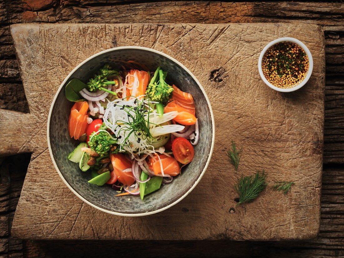 Thailändischer Salat mit Lachs, Tomaten und Nüssen