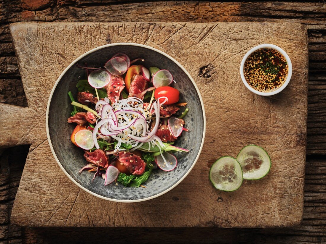 Thailändischer Salat mit gebratenem Rindfleisch, Tomaten und Brokkoli