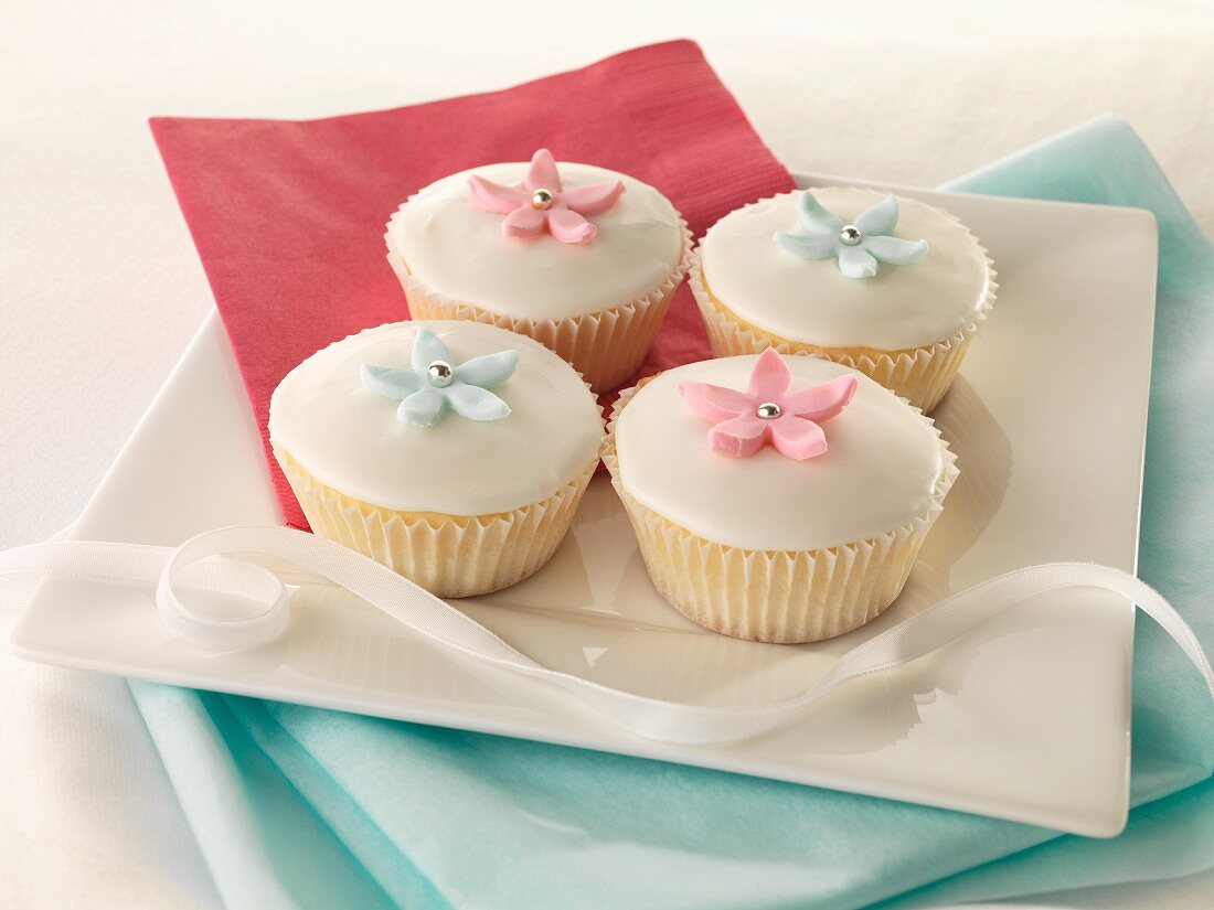 Muffins decorated with sugar flowers