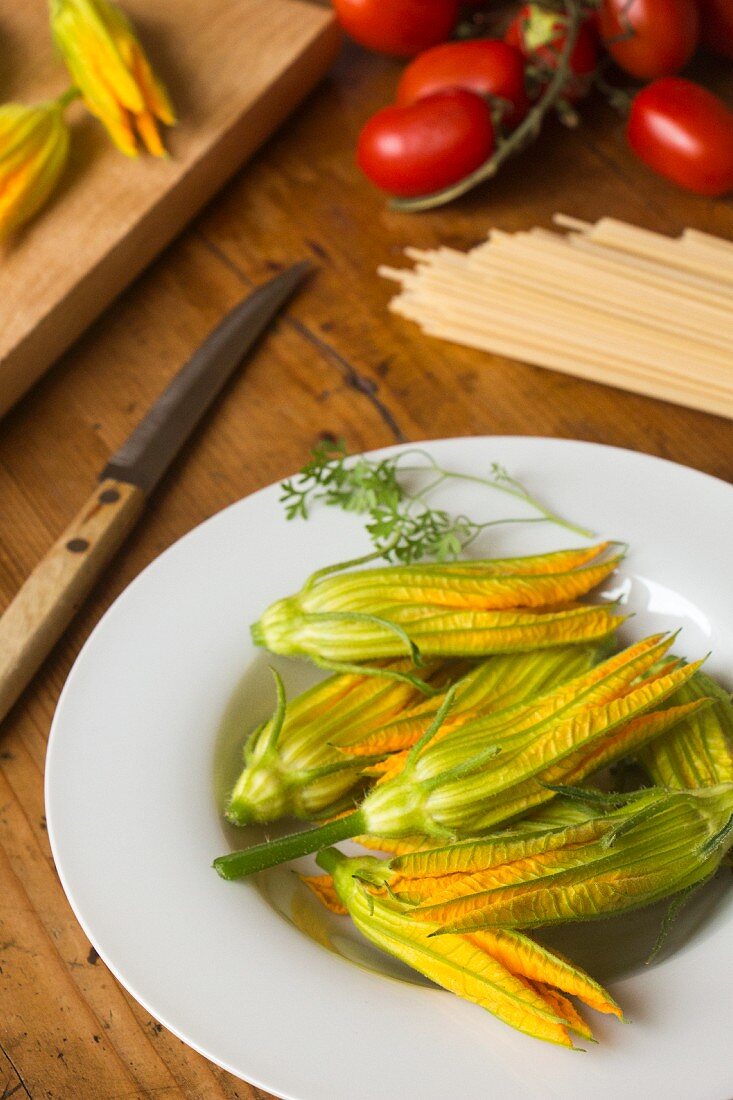 Stillleben mit Zucchiniblüten