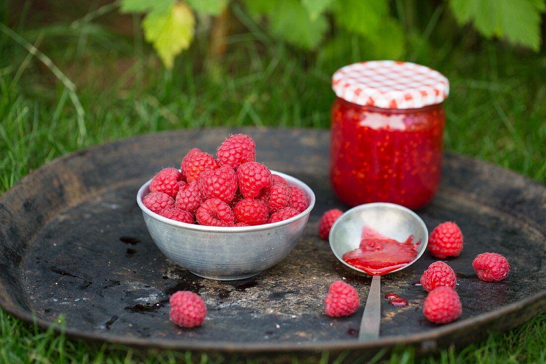 Himbeermarmelade im Glas und auf Löffel