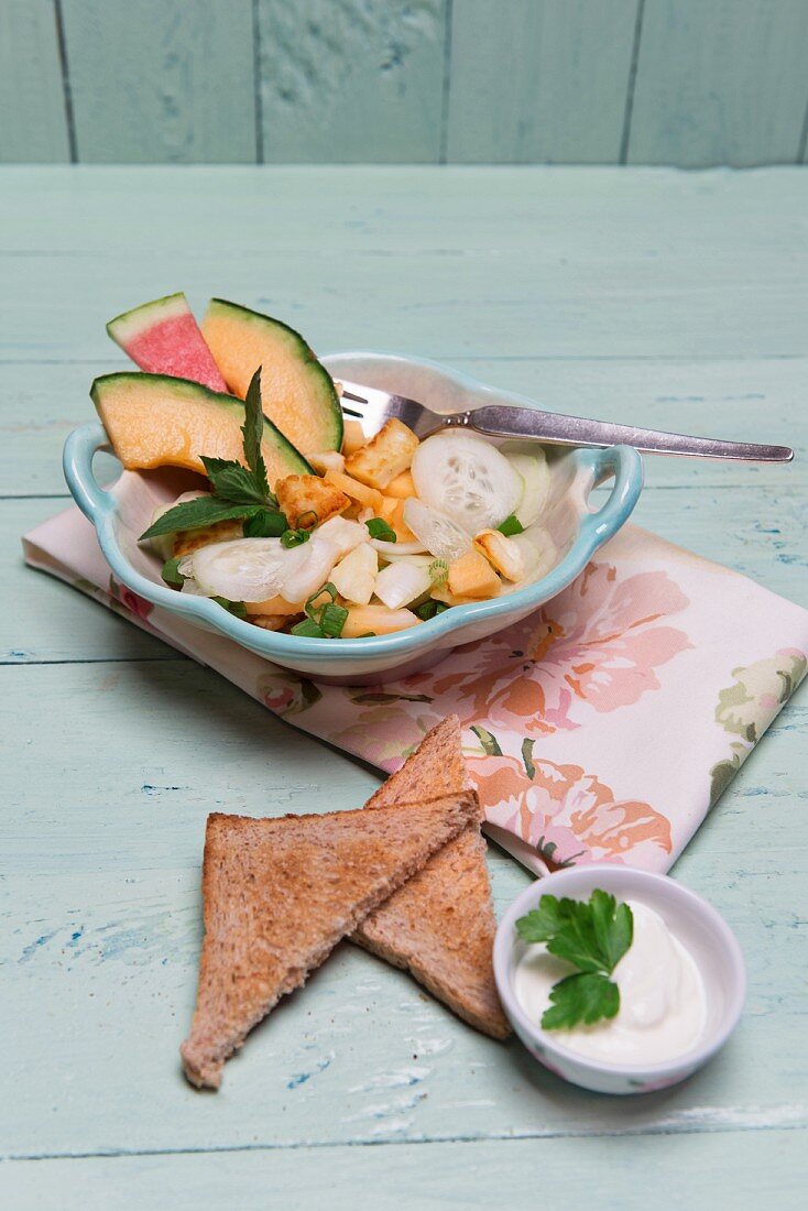 Gurken-Melonen-Salat mit Halloumi und frischer Minze