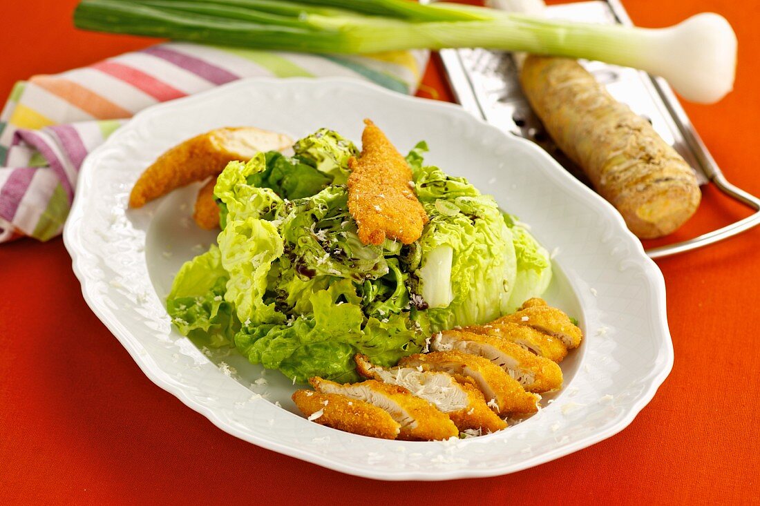 Gebackene Hühnerstreifen mit grünem Salat