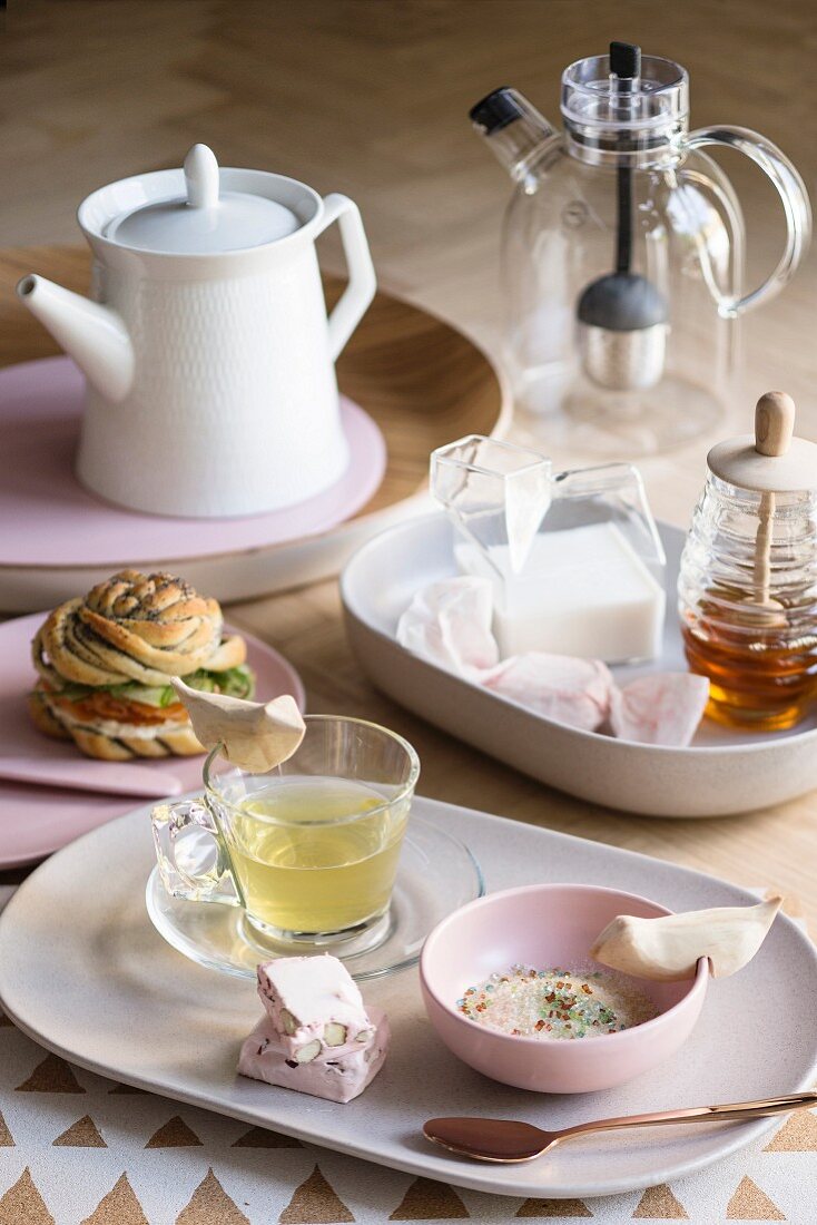 Mohnbrötchen mit Graved Lachs, Gurken und Meerrettichfrischkäse zum Tee