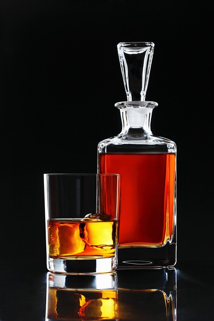 Whiskey in Glas und Karaffe