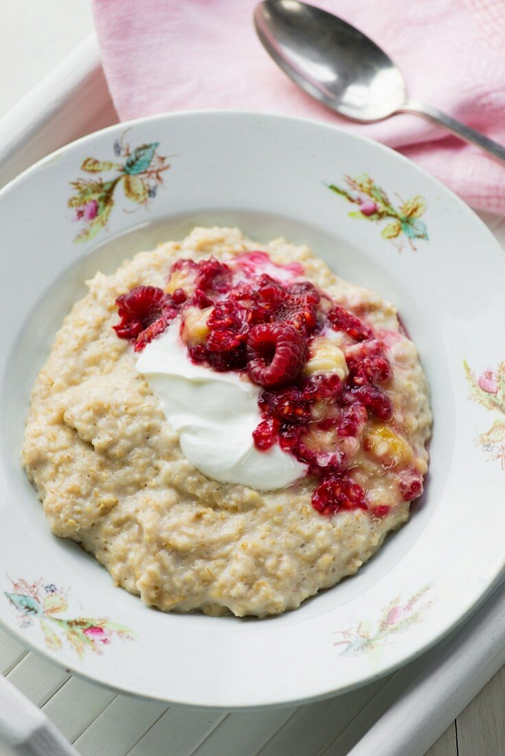 Cremiges Bananen-Porridge mit Himbeeren