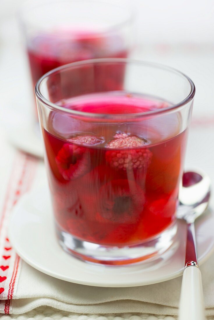 Fruchtgelee mit Himbeeren in zwei Gläsern