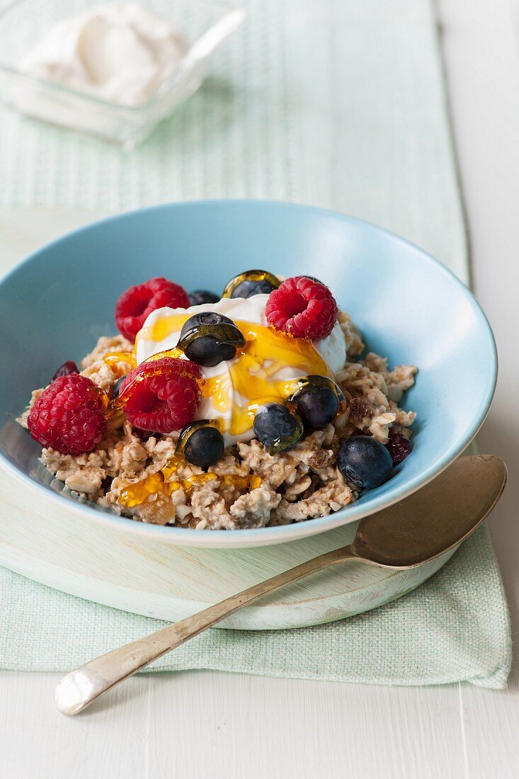 Porridge with berries, quark and honey