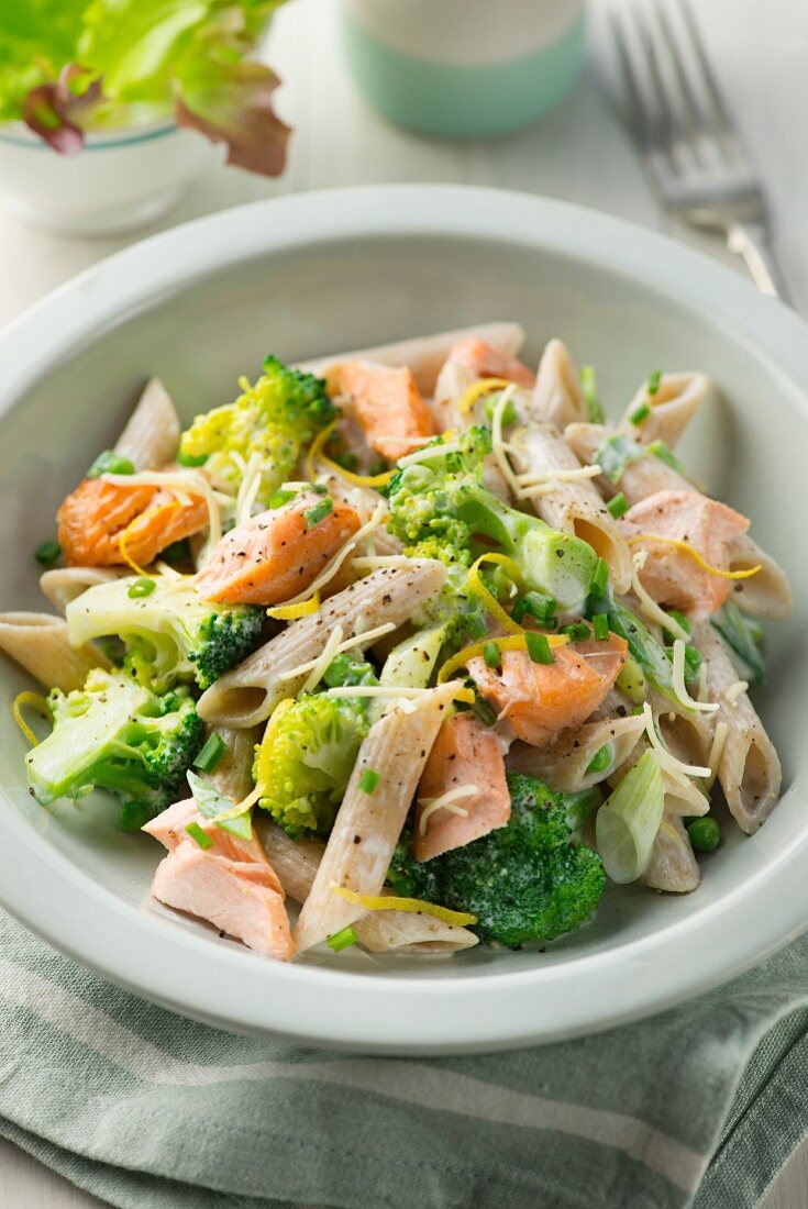 Pasta with salmon, broccolli and peas