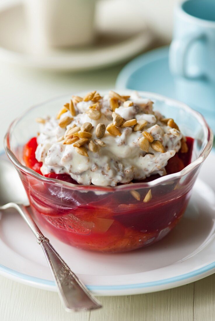 Müsli mit Pflaumen und Apfel