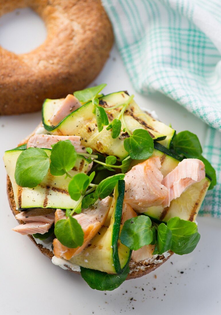 Bagel mit Lachs, Zucchini und Brunnenkresse