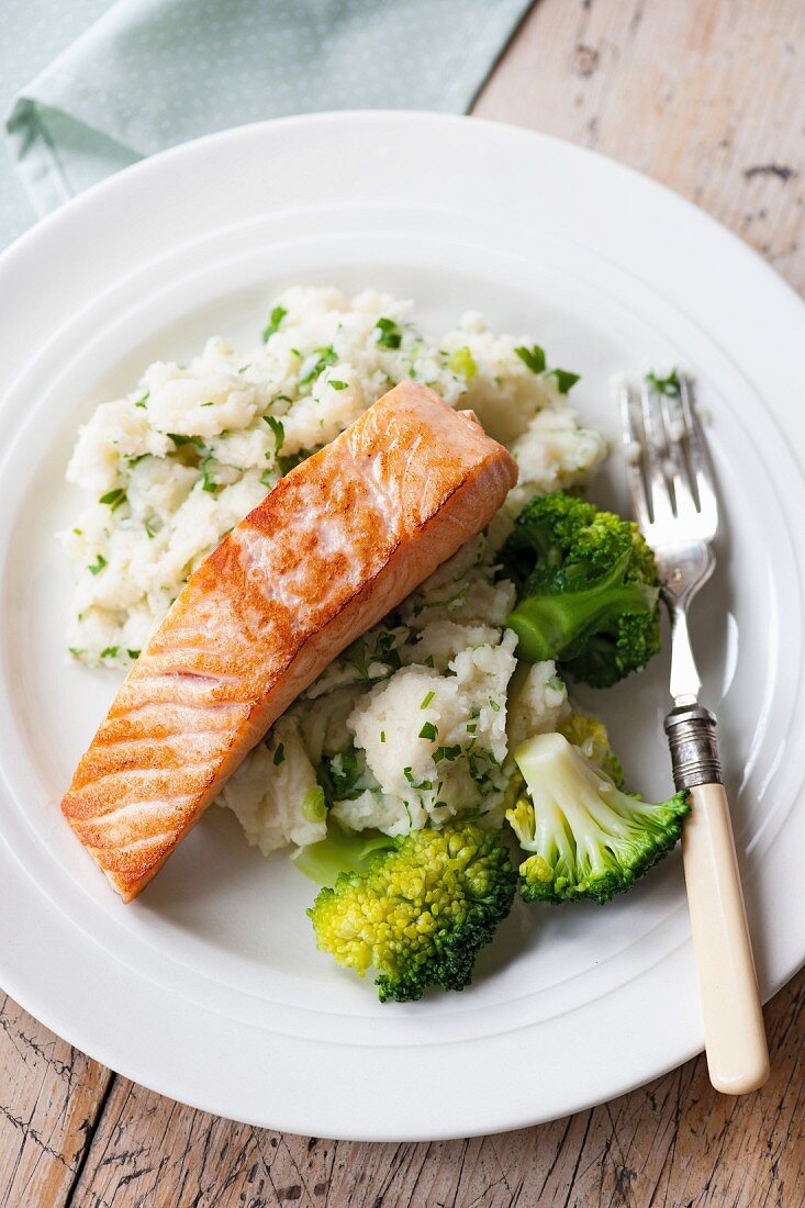 Lachs auf Petersilienpüree mit Brokkoli