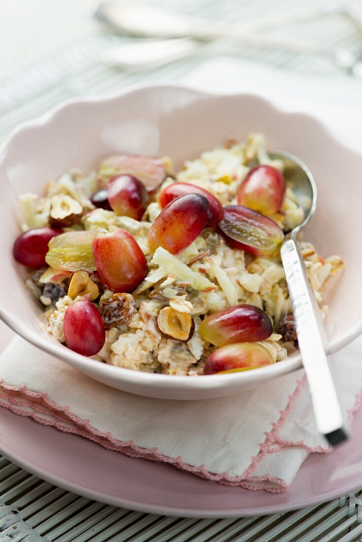 Oats with yoghurt, apple and grapes