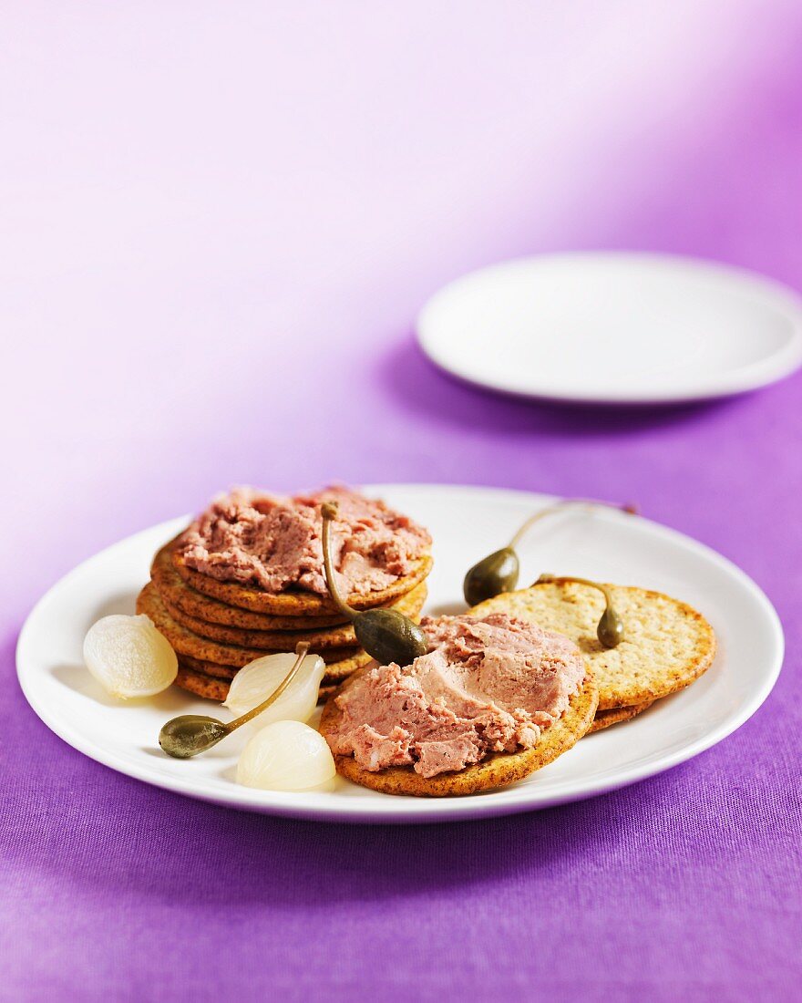 Biscuits with liver pâté, capers and pearl onions