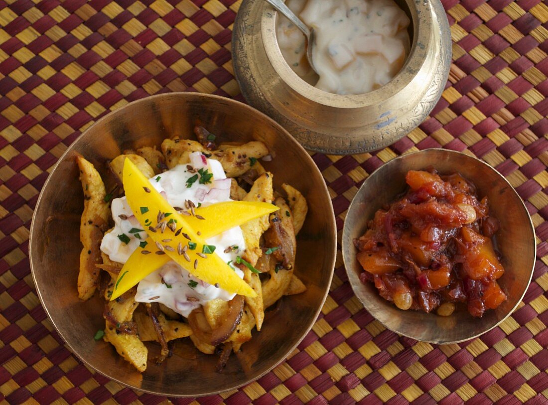 Englisch-Indisches Paprikahähnchen mit Mango, Raita und Chutney