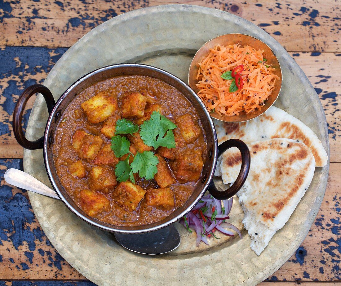 Paneer-Hüttenkäse-Curry mit Naan-Brot und Karotten-Senfsamen-Salat (Indien)