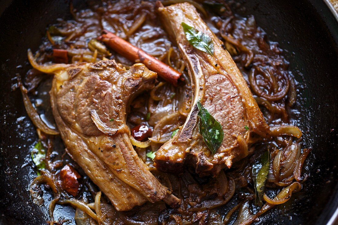 Lamb curry with a coconut and onion sauce with curry leaves (India)