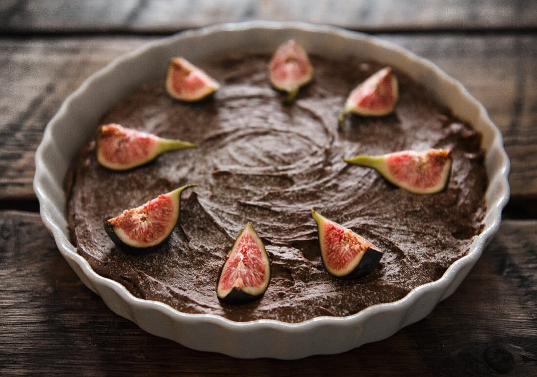 Chocolate tart with figs, cinnamon and ginger