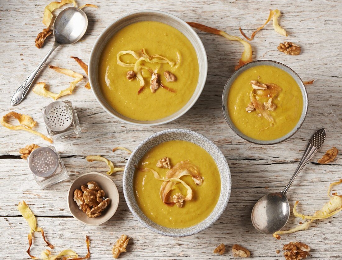 Pastinakensuppe mit knusprigen Pastinakenchips