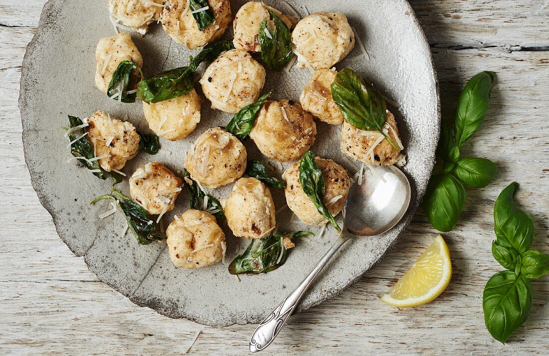 Gnudi mit Salbeibutter, Basilikum und geriebenem Käse