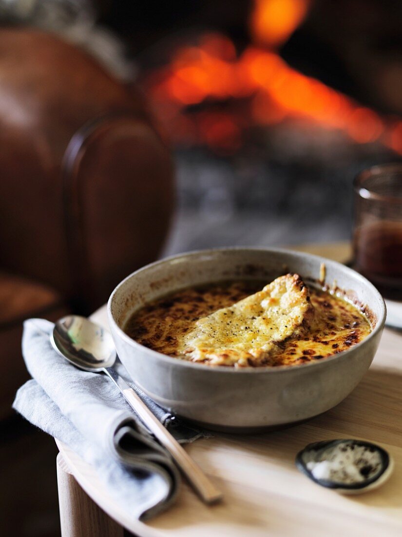 Speck-Zwiebelsuppe mit Käse überbacken