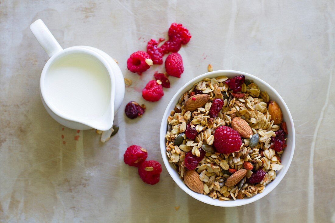 Müsli mit Mandeln, frischen Himbeeren und Milch