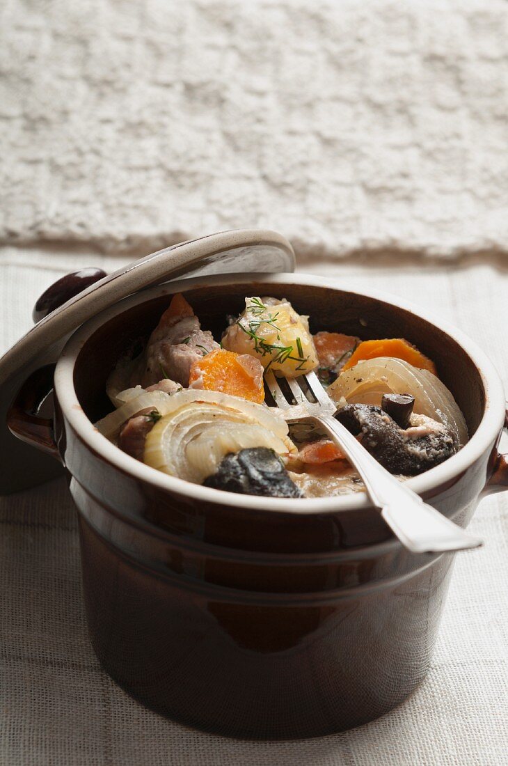Czenaki (meat and vegetable stew from Eastern Europe) in a clay pot