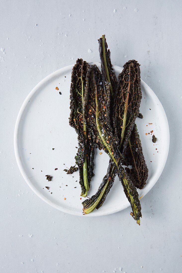 Kale crisps with salt and chilli flakes