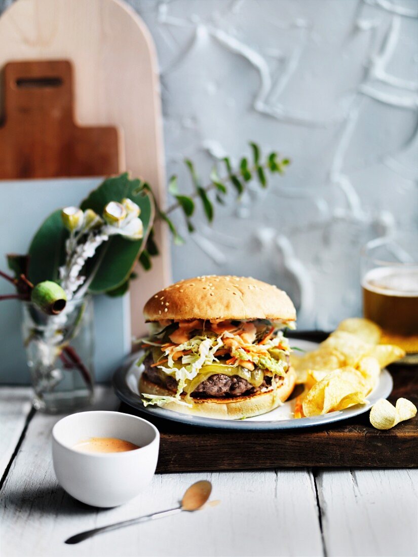 Burger mit Cheddar und Kohlsalat