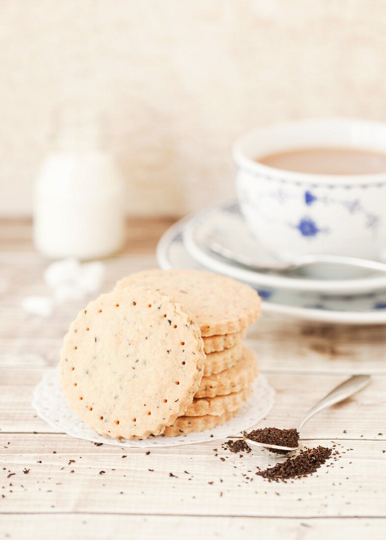 Gestapelte Chai-Shortbread-Biscuits vor einer Tasse Tee