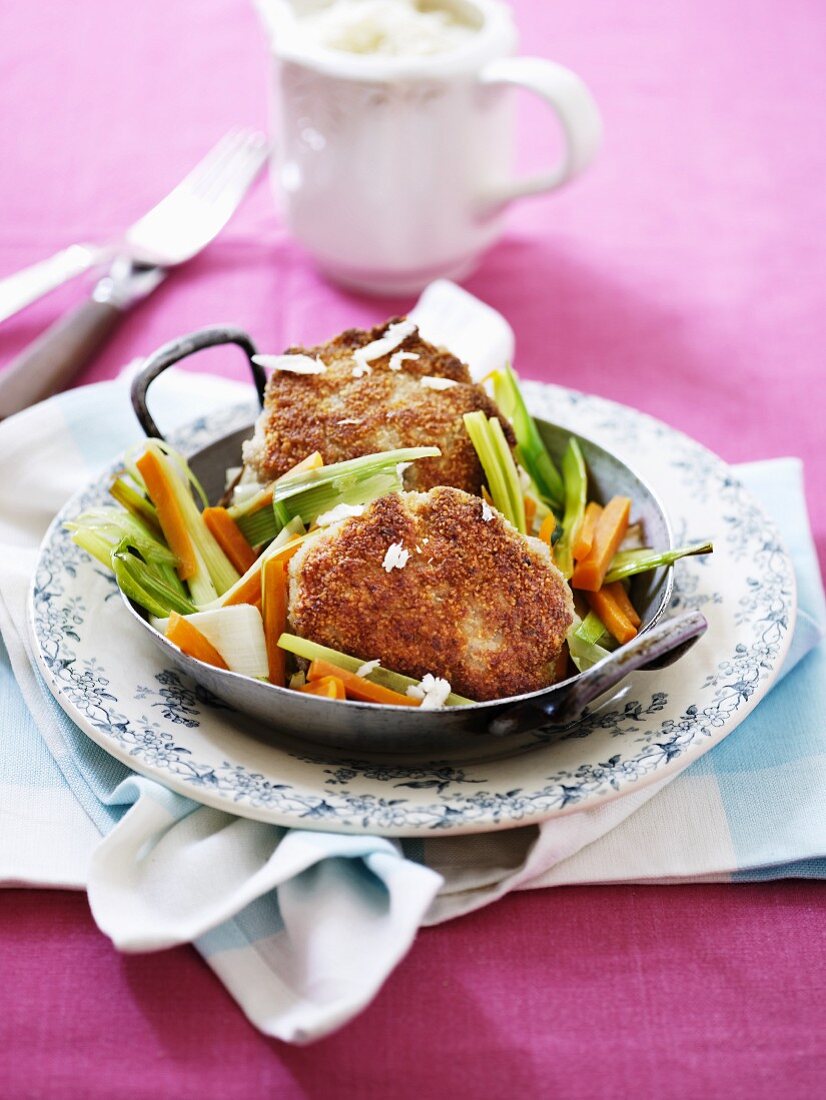 Breaded escalope on a bed of vegetables