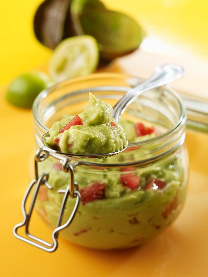 Guacamole im Einmachglas mit Löffel