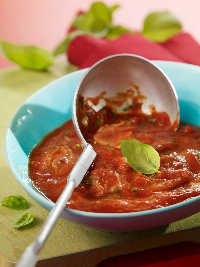 Fruchtige Tomatensuppe mit Basilikum