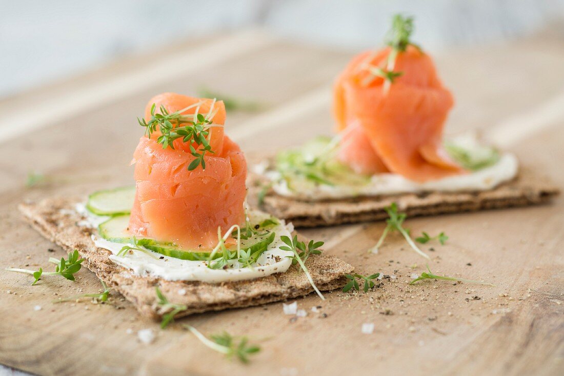 Knäckebrot mit Räucherlachs, Gurke und Kresse