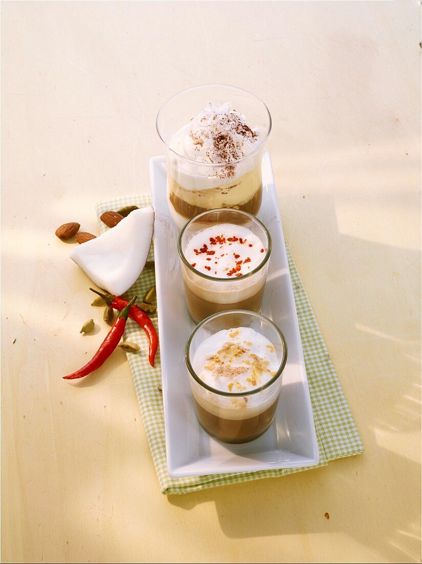 Café Latte mit Chili und Kardamom, Mandel-Espresso und Kaffee mit Kokoscreme und Vanilleeis