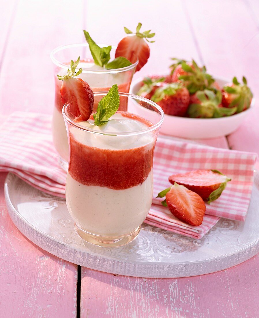 Erdbeer-Vanille-Creme und frische Erdbeeren