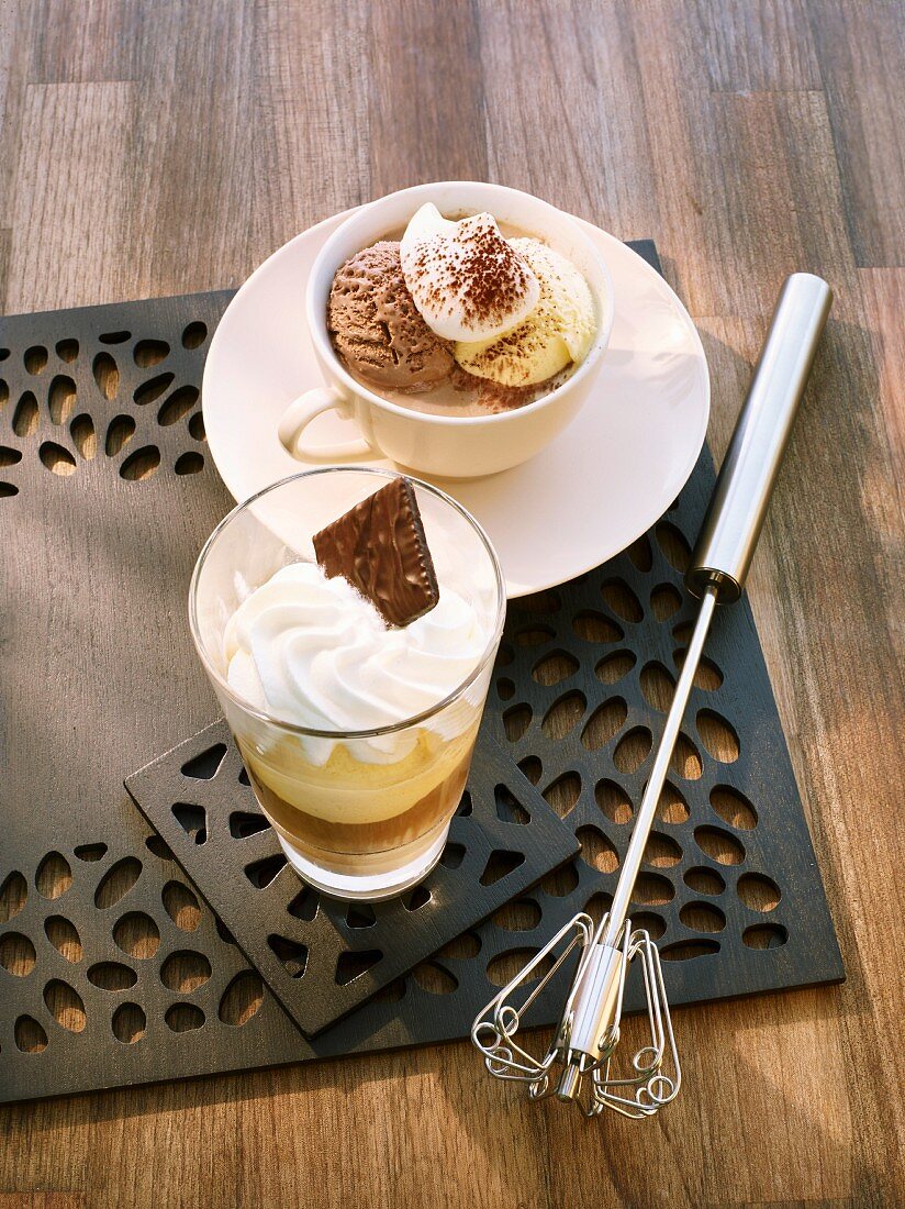 Schoko-Eiskaffee und Eiskaffee Latte Macchiato