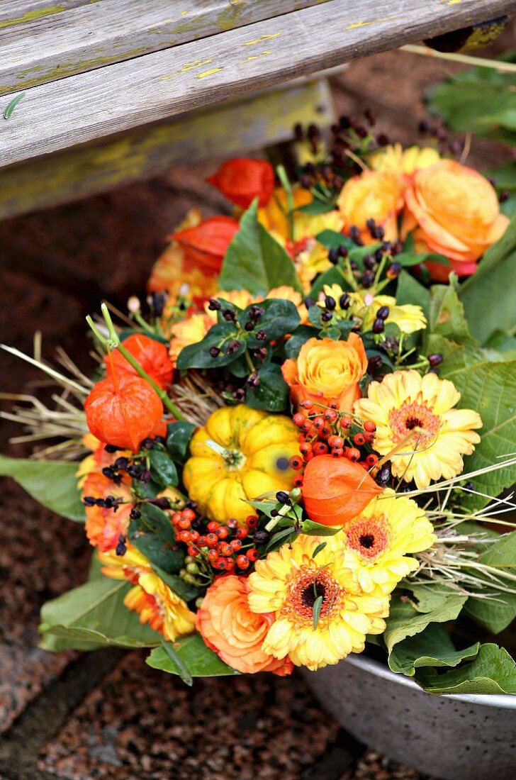 Herbststrauss mit Zierkürbis, Rosen, Lampionblumen, Gerbera und roten Beeren