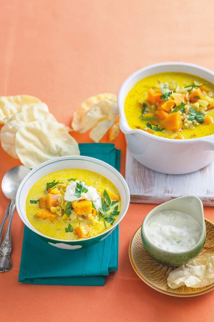 Süßkartoffel-Curry-Suppe mit Raitas