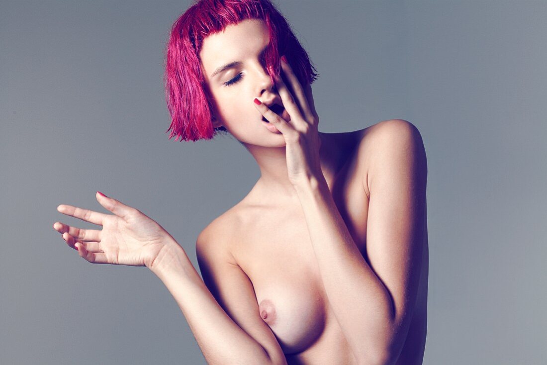 Junge Frau oben ohne mit Pinkfarbenen Haaren
