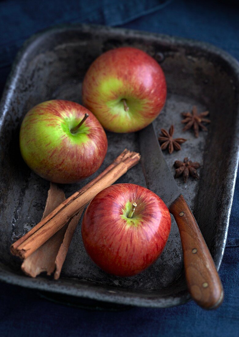 Apples with spices