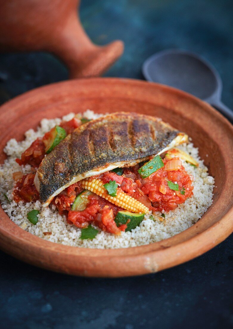 Tagine mit Tomaten-Gemüse-Sauce und Fisch