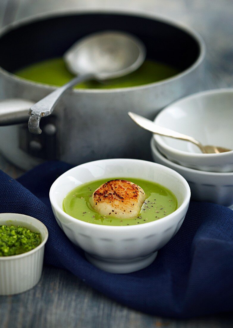 Pea soup with fried scallops