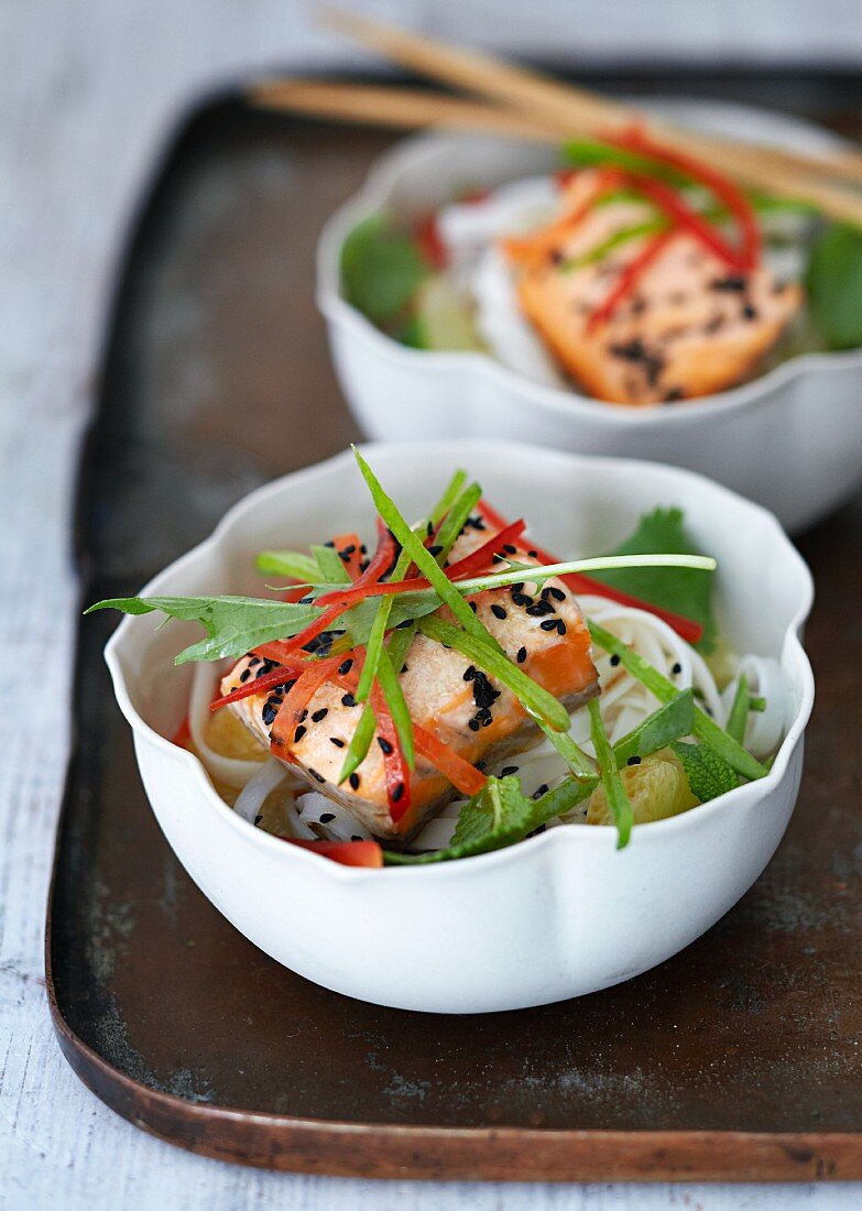 Noodles with salmon, vegetables and black sesame seeds