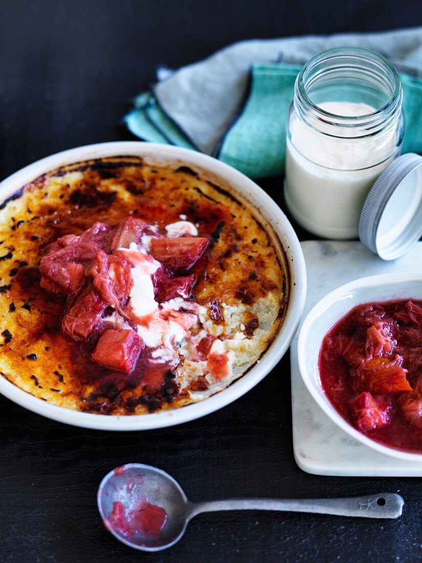 Karamellpudding mit Creme fraiche, Rhabarber und Vanille