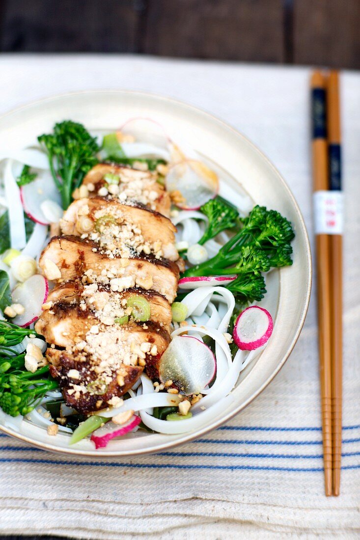 Rice noodles with chicken, broccoli and radishes (Asia)