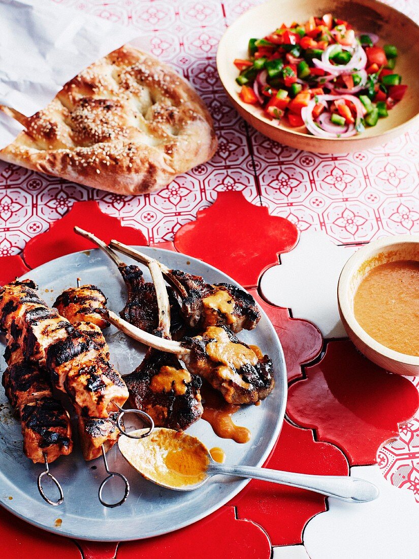 Türkische Kebabs und Lammkoteletts mit Fladenbrot