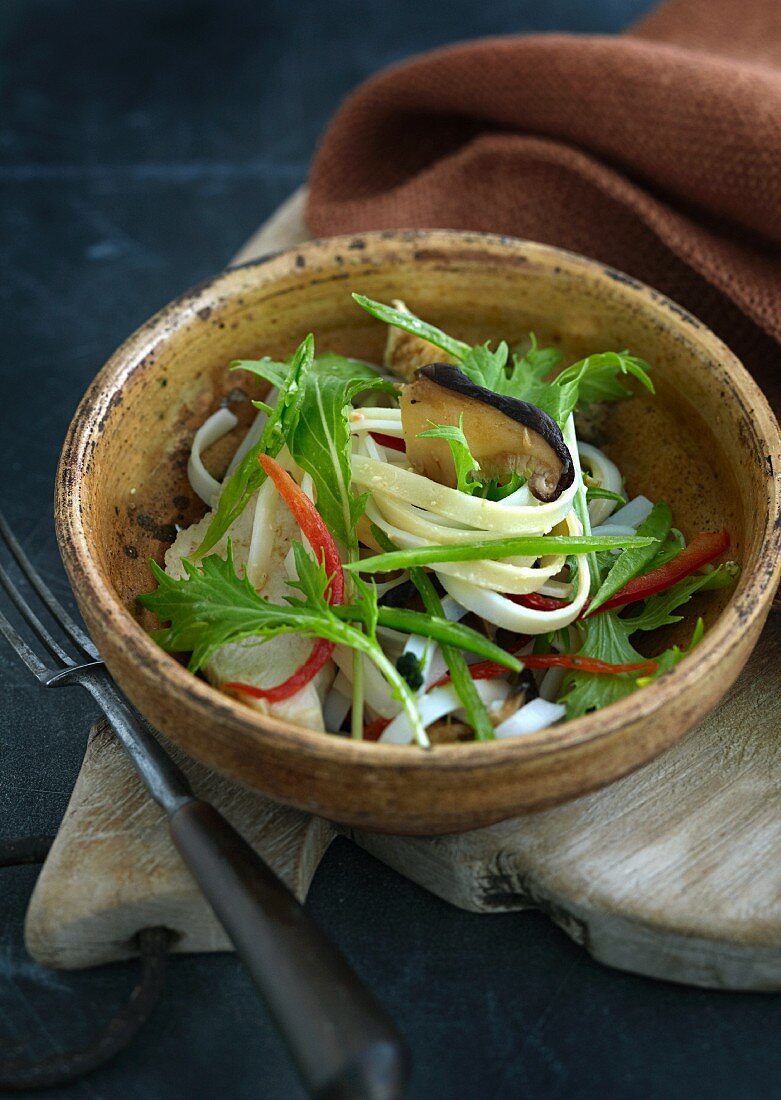 Thailändische Nudeln mit Hähnchenfleisch, Pilzen und Gemüse